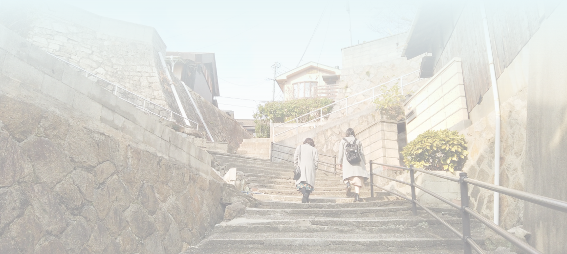 階段を登っている2人の女性